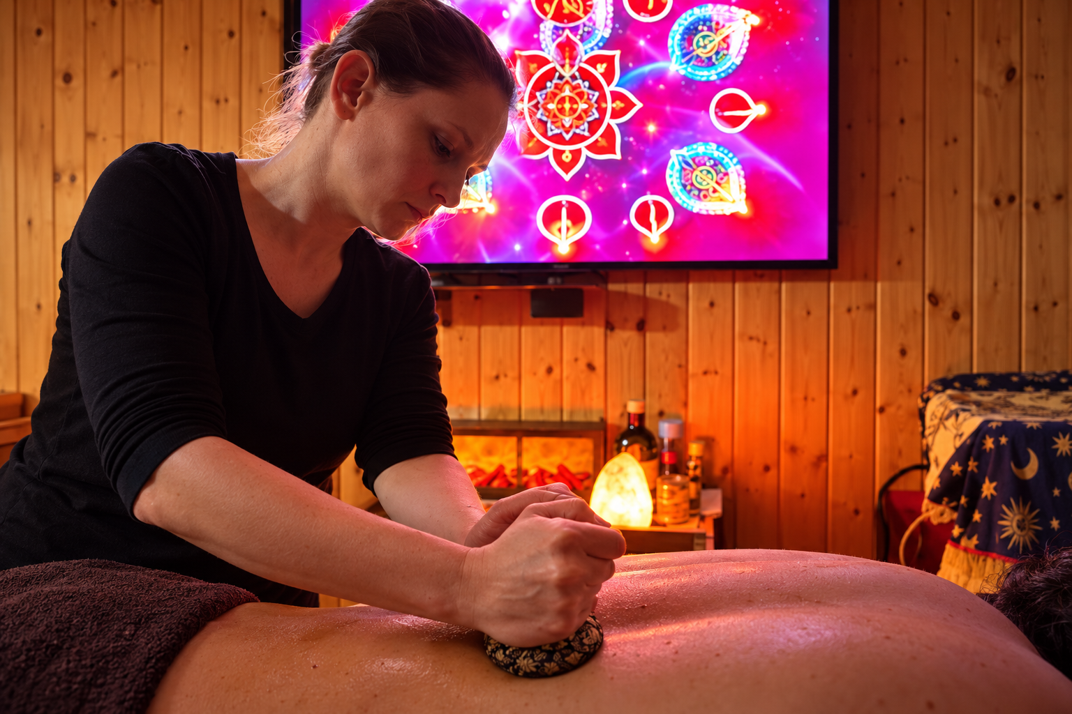 Monica durante un trattamento ayurvedico alla schiena